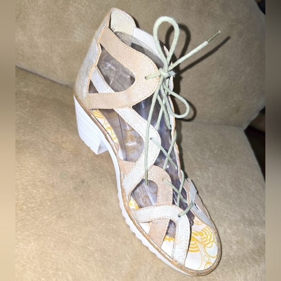 Fly London Gold & White Sandals with Lace-Up Gladiator Sandals Size 40 - Picture 5 of 9